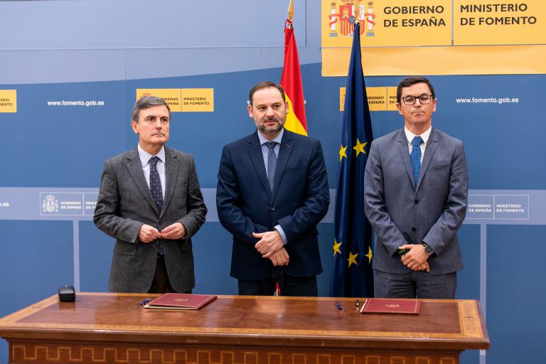 Imagen noticia: Firma de convenio de carreteras con C.A. de Canarias - Ministerio de Fomento.